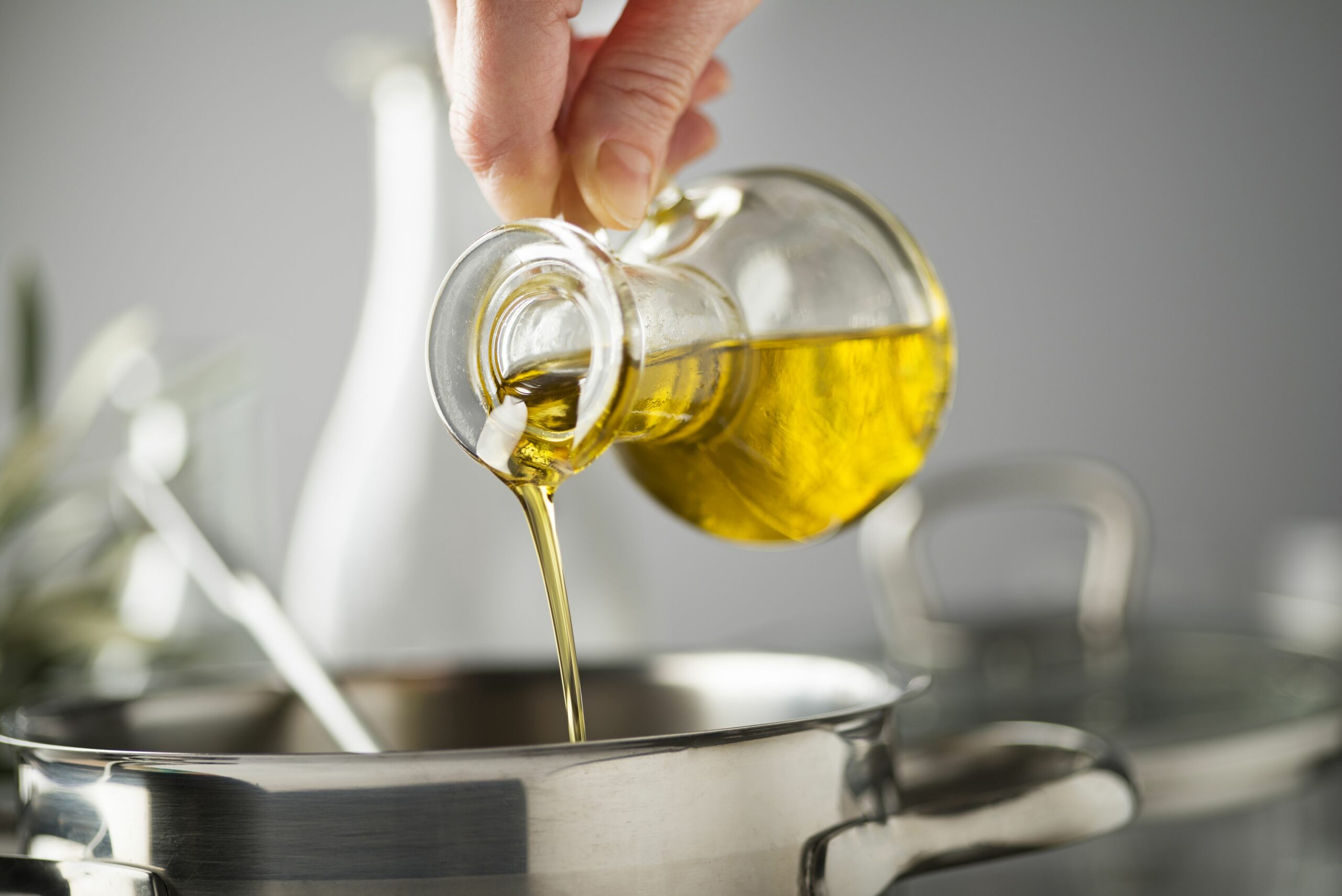 В кипящую воду можно налить растительное масло. Растительное масло. Масло подсолнечное. Растительное масло в ложке. Льняное масло ложка.