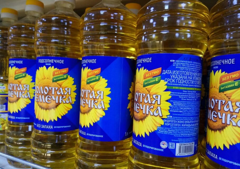 Vegetable_oil_Zolotaya_Semechka_of_Yug_Rusi_company